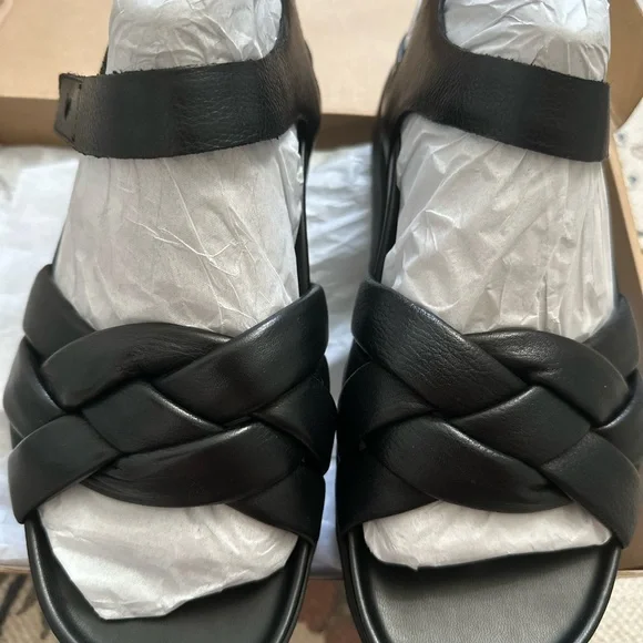 NIB Vionic Leather Sandals - Picture 1 of 4